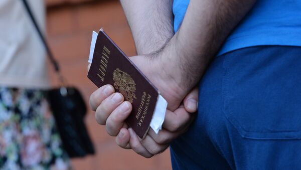 Мужчина с российским паспортом - Sputnik Южная Осетия