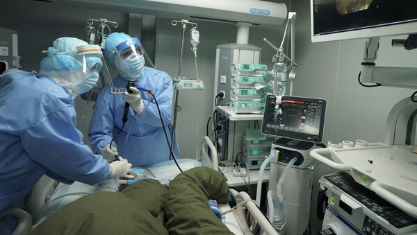 Медицинские работники в защитной одежде в госпитале Уханя - Sputnik Южная Осетия
