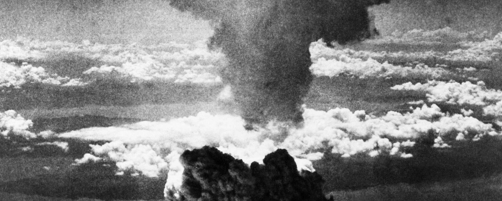 Ядерный гриб после бомбардировки Нагасаки  - Sputnik Южная Осетия, 1920, 18.04.2023
