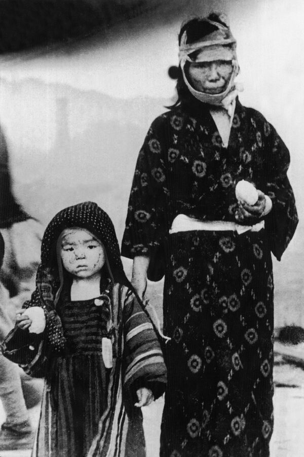 Женщина с ребенком пережившие бомбардировку Нагасаки, 9 августа 1945 год - Sputnik Южная Осетия