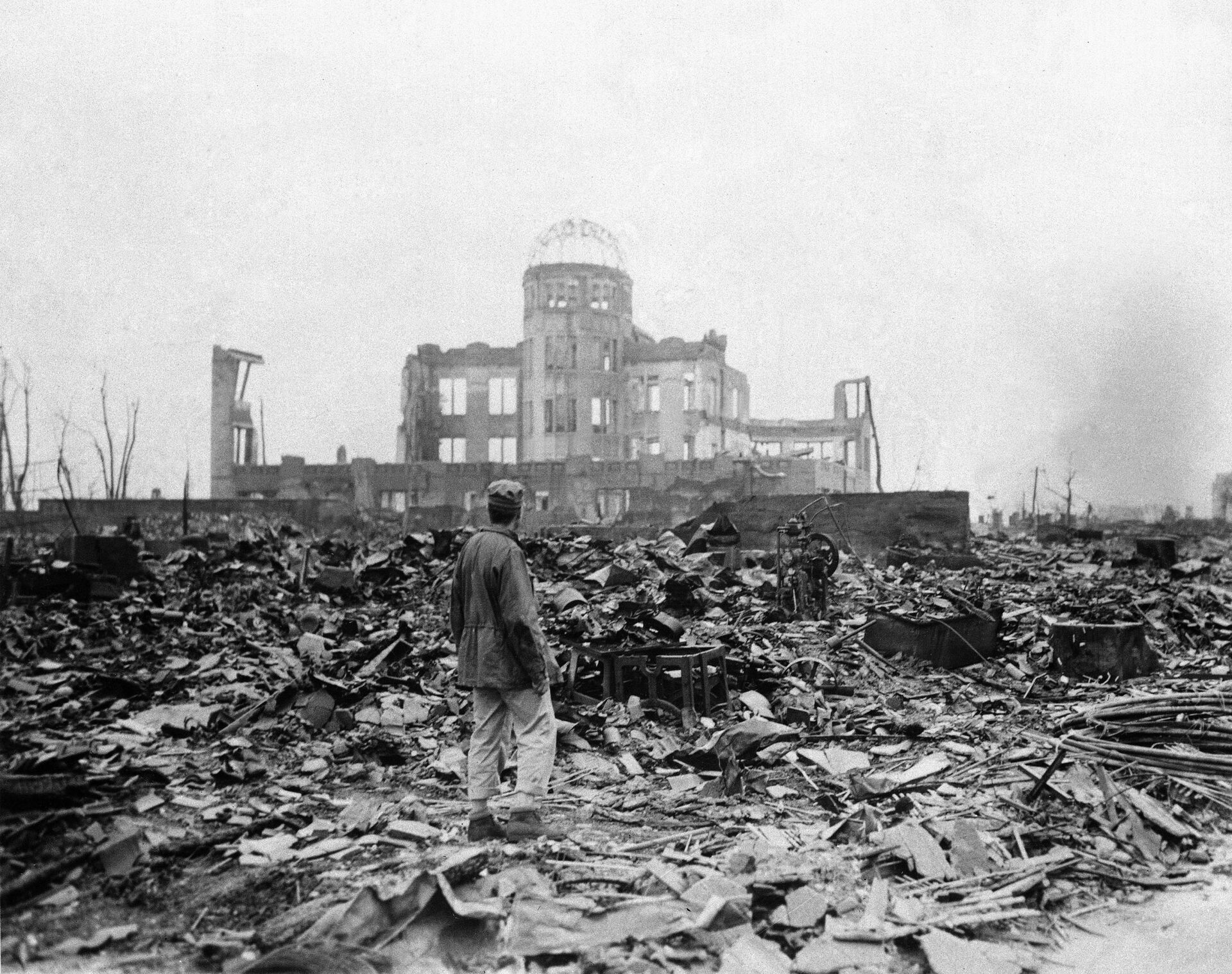 Корреспондент перед разрушенным кинотеатром в Хиросиме, 8 сентября 1945 год  - Sputnik Южная Осетия, 1920, 28.01.2022