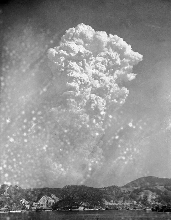 Облако дыма после бомбардировки Хиросимы 6 августа 1945 года - Sputnik Южная Осетия