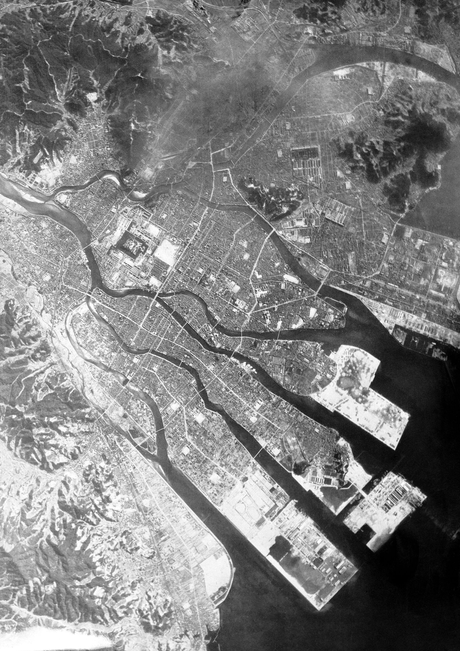 Вид сверху на Хиросиму до бомбардировки, 1945 год  - Sputnik Южная Осетия, 1920, 15.08.2022