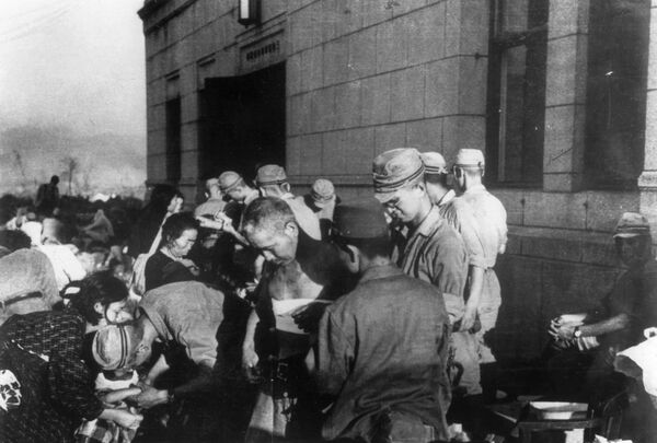 Раненые получают медицинскую помощь после бомбардировок Хиросимы  - Sputnik Южная Осетия