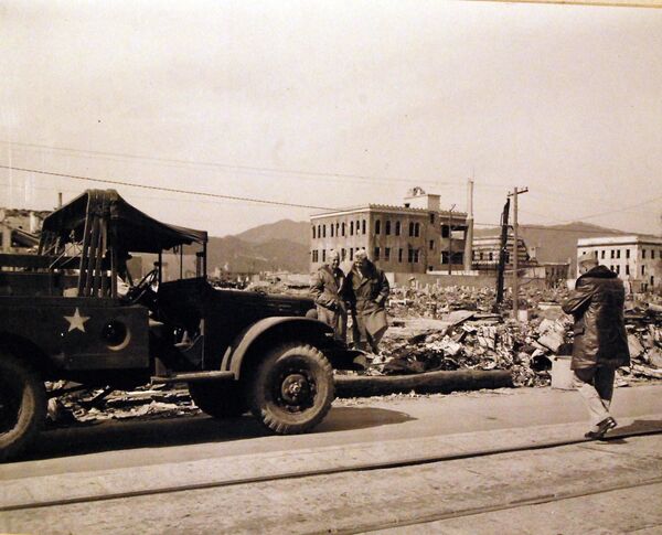 Американские военные на улицах разрушенной Хиросимы после атомных бомбардировок, Япония  - Sputnik Южная Осетия