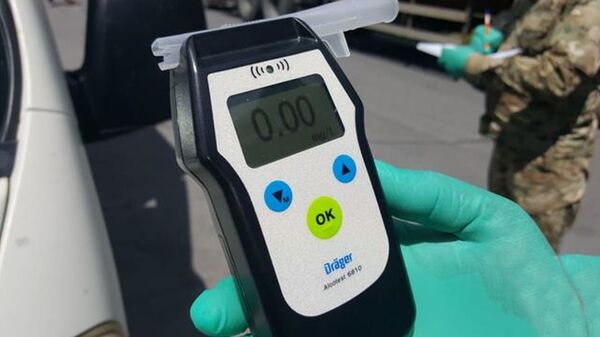 Милиция проверила на алкоголь водителей, которые ввозят грузы в Южную Осетию Милиция проверила на алкоголь водителей, которые ввозят грузы в Южную Осетию - Sputnik Южная Осетия