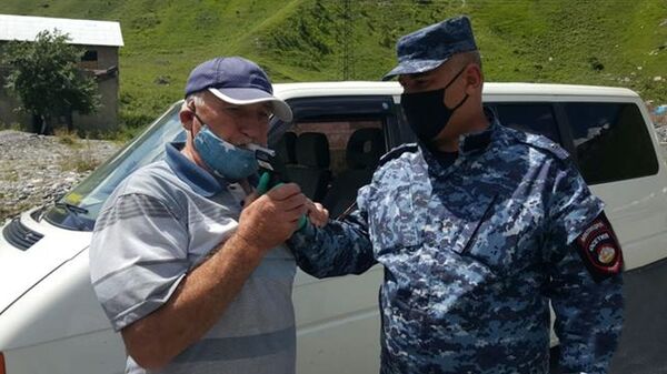 Милиция проверила на алкоголь водителей, которые ввозят грузы в Южную Осетию Милиция проверила на алкоголь водителей, которые ввозят грузы в Южную Осетию - Sputnik Южная Осетия