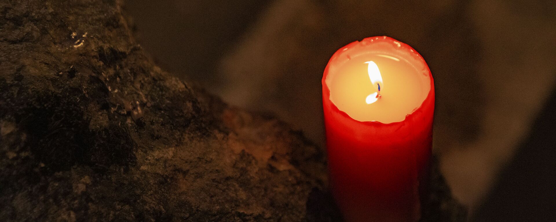 Свечи плачут за людей - Sputnik Южная Осетия, 1920, 05.01.2025