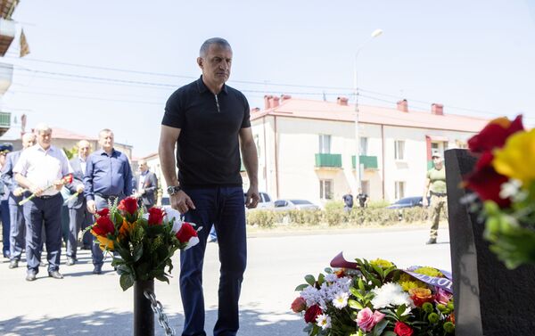 Возложение цветов к памятникам погибшим в августе 2008 года героям - Sputnik Южная Осетия