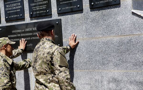 Возложение цветов к памятникам погибшим в августе 2008 года героям - Sputnik Южная Осетия