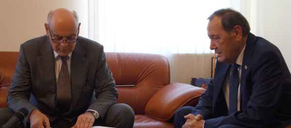 Президент Абхазии Аслан Бжания посетил сегодня, 8 августа посольство Южной Осетии в Сухуме и почтил память погибших во время агрессии Грузии против Южной Осетии в августе 2008 года. - Sputnik Южная Осетия