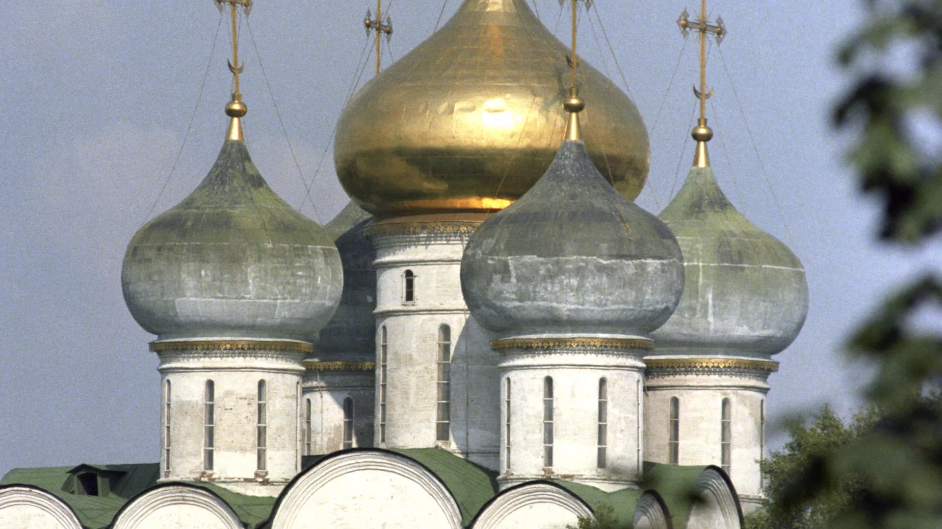 Собор Смоленской иконы Божией Матери (1524-1525) в Новодевичьем Богородице-Смоленском женском монастыре в Лужниках.
