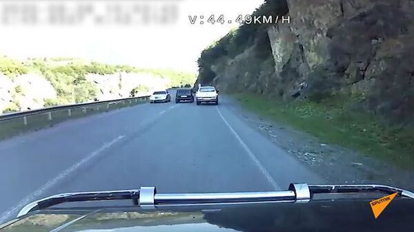 Опасное вождение на дороге в Цхинвал попало на видео - Sputnik Южная Осетия