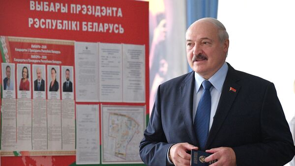 Президент Александр Лукашенко голосует на выборах президента Беларуси - Sputnik Южная Осетия