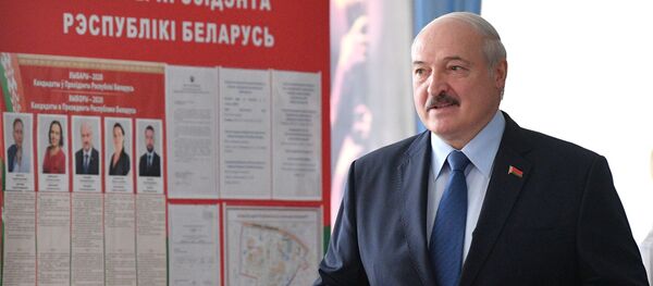 Президент Александр Лукашенко голосует на выборах президента Беларуси Президент Александр Лукашенко голосует на выборах президента Беларуси - Sputnik Южная Осетия