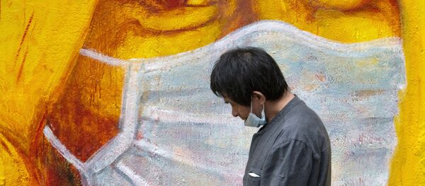 Прохожий около стены с изображением человека в маске в Гонконге Прохожий около стены с изображением человека в маске в Гонконге - Sputnik Южная Осетия