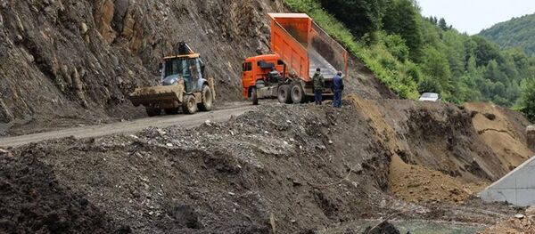 Анатолий Бибилов ознакомился с ходом строительства дороги Гуфта-Квайса Анатолий Бибилов ознакомился с ходом строительства дороги Гуфта-Квайса - Sputnik Южная Осетия