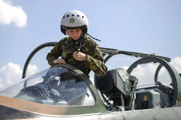 Курсантка Краснодарского высшего военного авиационного училища готовится к первому учебно-тренировочному полёту на самолёте L-39 Albatros Курсантка Краснодарского высшего военного авиационного училища готовится к первому учебно-тренировочному полёту на самолёте L-39 Albatros - Sputnik Южная Осетия
