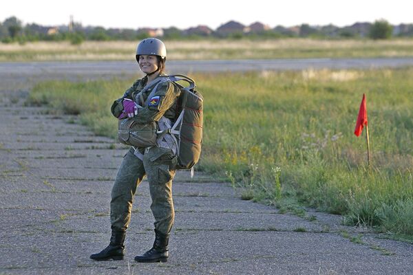 Будущие летчицы совершили практическое десантирование с вертолета Ми-8 с высоты более 800 метров - Sputnik Южная Осетия