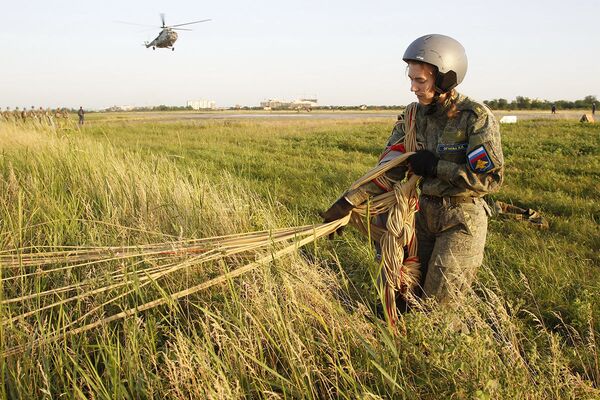 Будущие летчицы совершили практическое десантирование с вертолета Ми-8 с высоты более 800 метров - Sputnik Южная Осетия