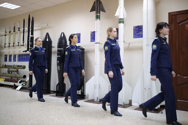 Будущие военные летчицы приступили к тренажерной подготовке в Краснодарском училище ВКС - Sputnik Южная Осетия