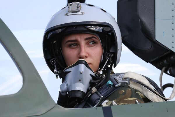Курсантка Краснодарского высшего военного авиационного училища готовится к первому учебно-тренировочному полёту на самолёте L-39 Albatros - Sputnik Южная Осетия