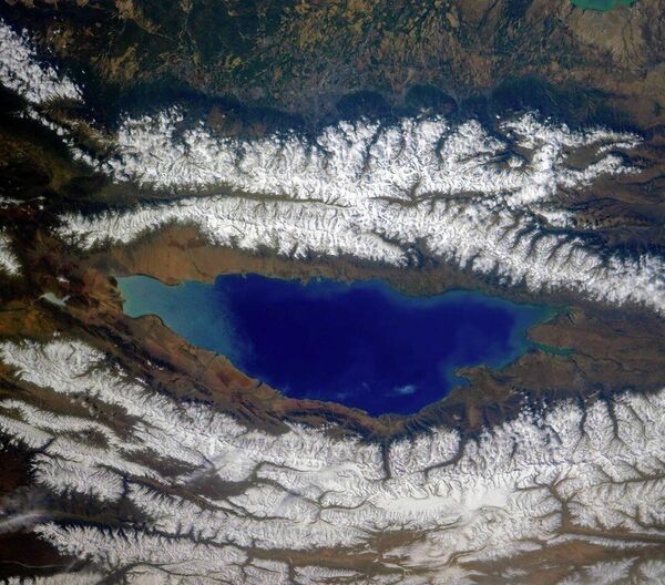 Озеро Иссык-Куль и окружающие его хребты Северного Тянь-Шаня, Киргизия - Sputnik Южная Осетия