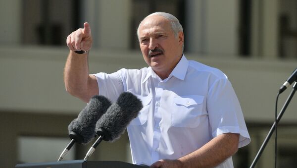 Президент Беларуси Александр Лукашенко выступает на митинге в его поддержку - Sputnik Южная Осетия