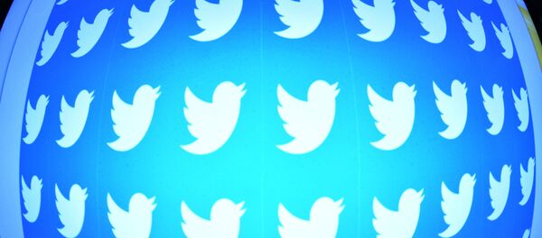 Логотип социальной сети Twitter на экране смартфона Логотип социальной сети Twitter на экране смартфона - Sputnik Южная Осетия