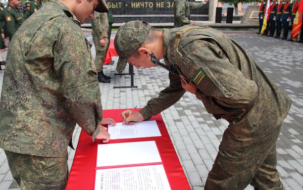 Югоосетинские курсанты, поступившие в этом году в высшие военные учебные заведения Министерства обороны России присягнули на верность Родине - Sputnik Южная Осетия