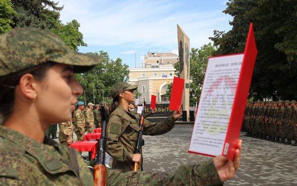 Югоосетинские курсанты, поступившие в этом году в высшие военные учебные заведения Министерства обороны России присягнули на верность Родине - Sputnik Южная Осетия