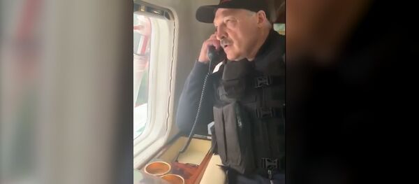 Не вижу проспекта: Лукашенко на вертолете облетел центр Минска и пообщался с силовиками Не вижу проспекта: Лукашенко на вертолете облетел центр Минска и пообщался с силовиками - Sputnik Южная Осетия