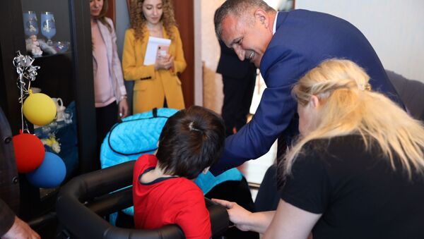 Анатолий Бибилов оказал помощь детям с ограниченными возможностями здоровья - Sputnik Южная Осетия