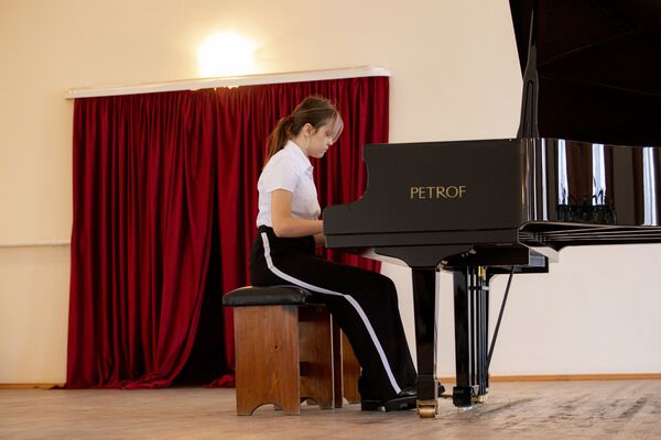 Любителям классики: юные пианисты выступили на фестивале фортепианной музыки в Цхинвале - Sputnik Южная Осетия