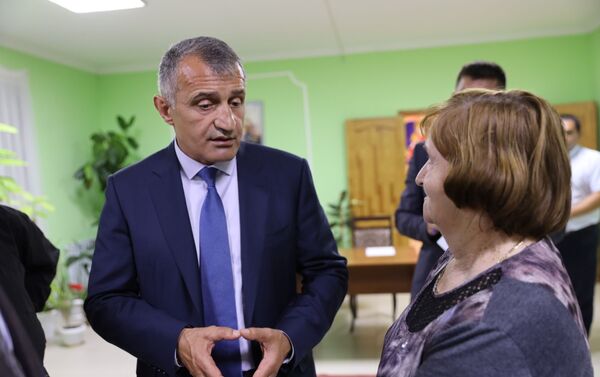 Встреча президента Анатолия Бибилова с жителями улицы Гафеза - Sputnik Южная Осетия