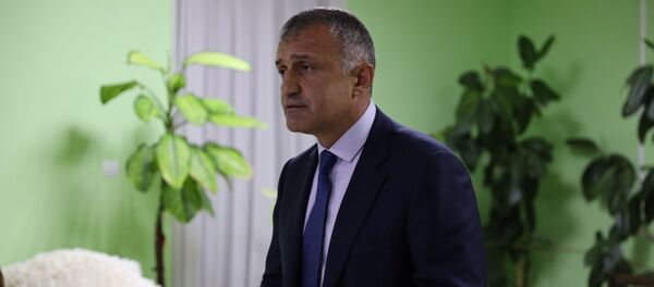 Встреча президента Анатолия Бибилова с жителями улицы Гафеза - Sputnik Южная Осетия