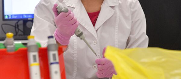 Сотрудница лаборатории проводит испытания вакцины от COVID-19 в центре Гамалеи - Sputnik Южная Осетия