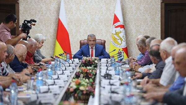 Встреча президента Анатолия Бибилова со старейшинами Южной Осетии - Sputnik Южная Осетия