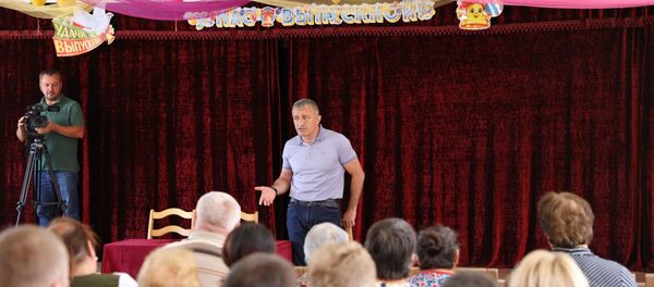 Встреча президента Анатолия Бибилова с жителями в районе школы №12 Встреча президента Анатолия Бибилова с жителями в районе школы №12 - Sputnik Южная Осетия