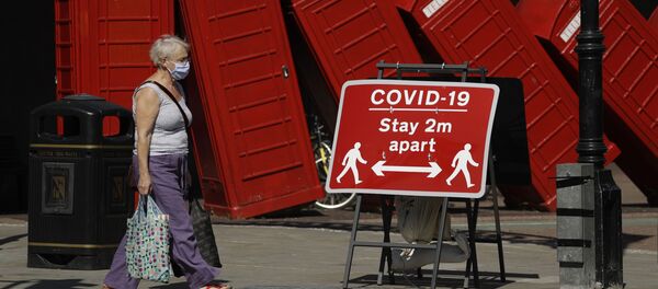 Женщина в медицинской маске и плакат с призывом соблюдать социальную дистанцию на фоне скульптуры британского скульптора Дэвида Маха Out of Order в Лондоне, Великобритания Женщина в медицинской маске и плакат с призывом соблюдать социальную дистанцию на фоне скульптуры британского скульптора Дэвида Маха Out of Order в Лондоне, Великобритания - Sputnik Южная Осетия