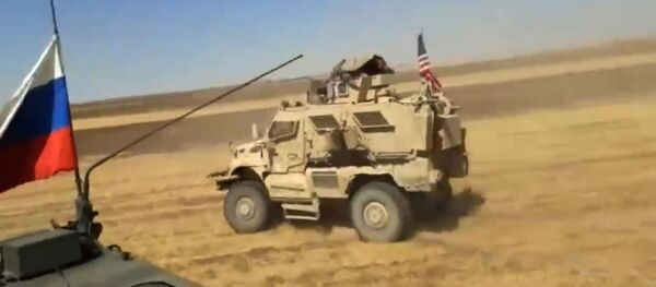 Как американцев по полю гоняли: появилось видео инцидента между военными США и России в Сирии Как американцев по полю гоняли: появилось видео инцидента между военными США и России в Сирии - Sputnik Южная Осетия