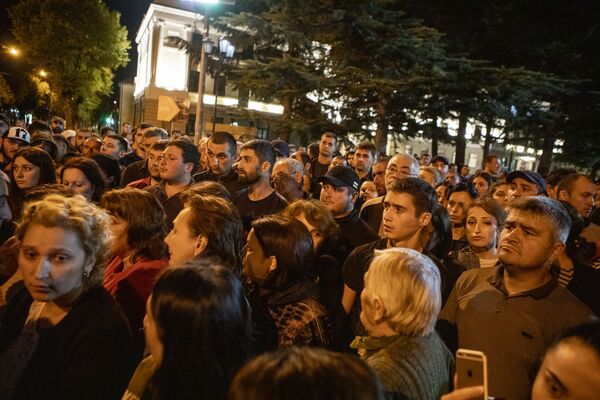 Митингующие в центре Цхинвала требуют отставки генпрокурора Южной Осетии - Sputnik Южная Осетия