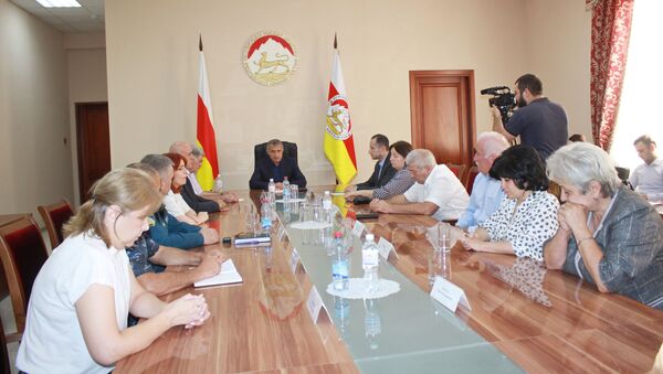 Президент Анатолий Бибилов проводит совещание правительства  - Sputnik Южная Осетия