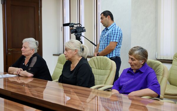 Встреча президента Анатолия Бибилова с родственниками пропавших без вести  - Sputnik Южная Осетия