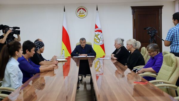 Встреча президента Анатолия Бибилова с родственниками пропавших без вести  - Sputnik Южная Осетия