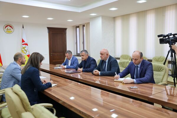 Бибилов обсудил с представителем МККК поиск без вести пропавших в годы агрессии Бибилов обсудил с представителем МККК поиск без вести пропавших в годы агрессии - Sputnik Южная Осетия