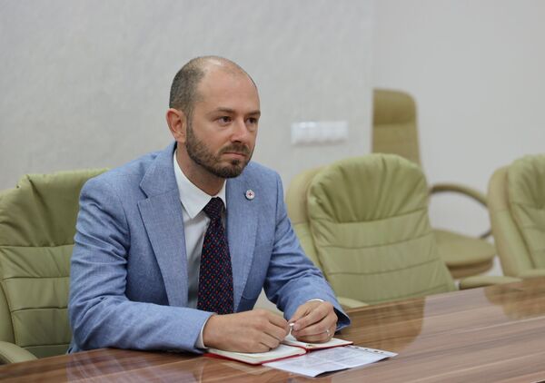 Бибилов обсудил с представителем МККК поиск без вести пропавших в годы агрессии Бибилов обсудил с представителем МККК поиск без вести пропавших в годы агрессии - Sputnik Южная Осетия