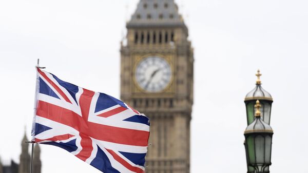 Флаг Великобритании на фоне Вестминстерского дворца в Лондоне - Sputnik Южная Осетия