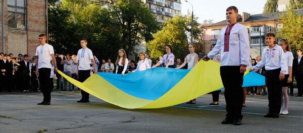 Ученики на торжественной линейке в киевской школе - Sputnik Южная Осетия