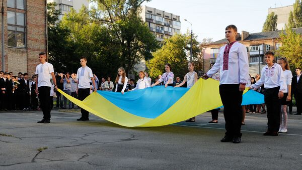 Ученики на торжественной линейке в киевской школе - Sputnik Южная Осетия